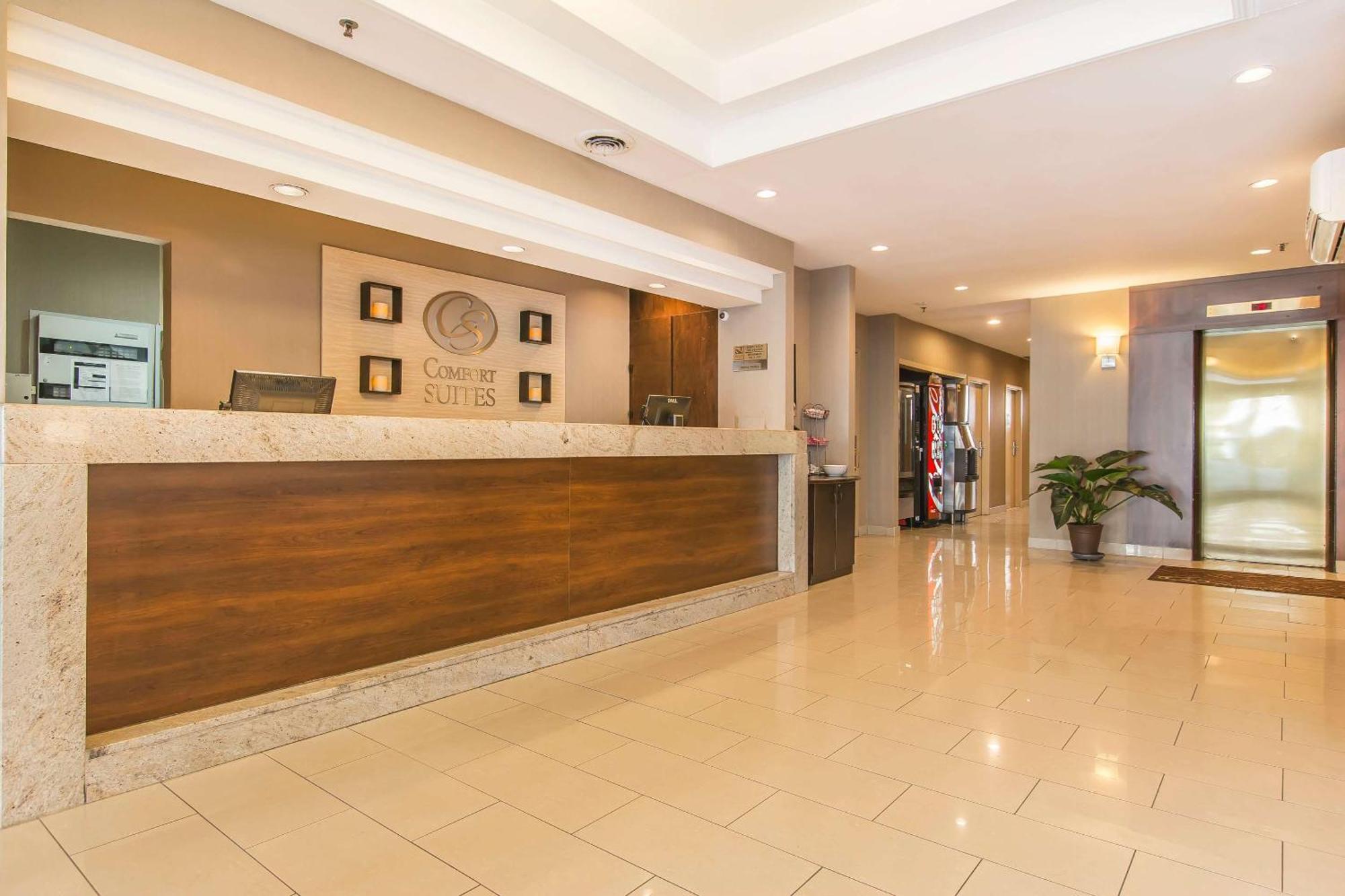 מונטריאול Comfort Suites Downtown מראה חיצוני תמונה